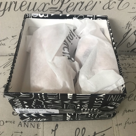 SOLD Mini Melissa Ultragirl Mini Cat - Picture 3 of 6